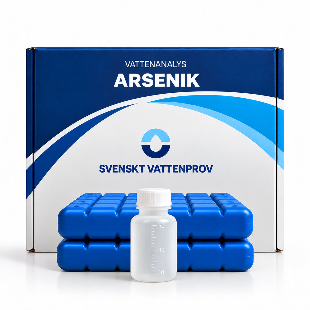 Provtagningskit för vattenanalys av arsenik från Svenskt Vattenprov – kartong märkt ARSENIK med provflaskor, kylklampar och returetikett