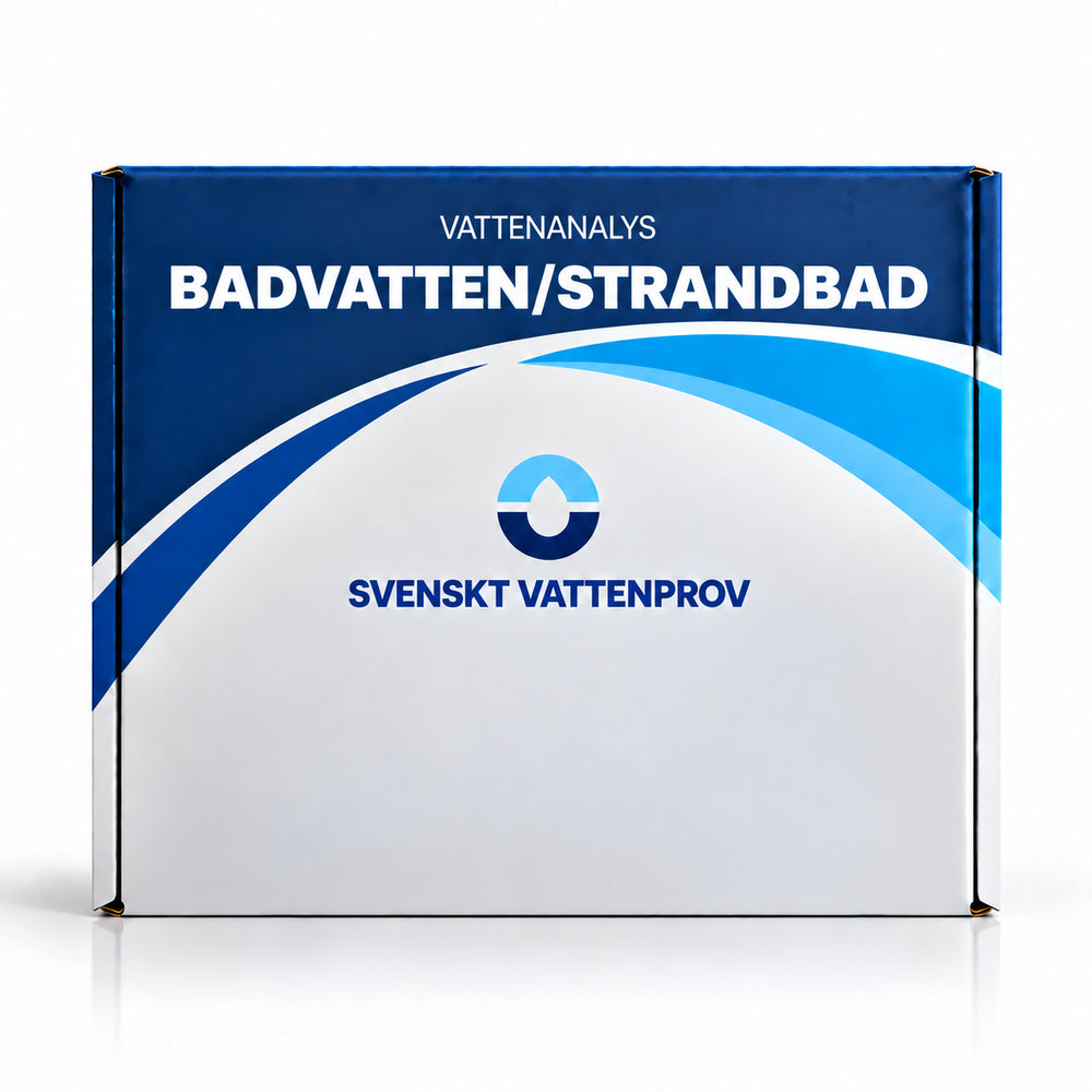 Provtagningskit för vattenanalys av strandbadvatten från Svenskt Vattenprov – kartong märkt BADVATTEN STRANDBAD med sterila provflaskor och kylklampar