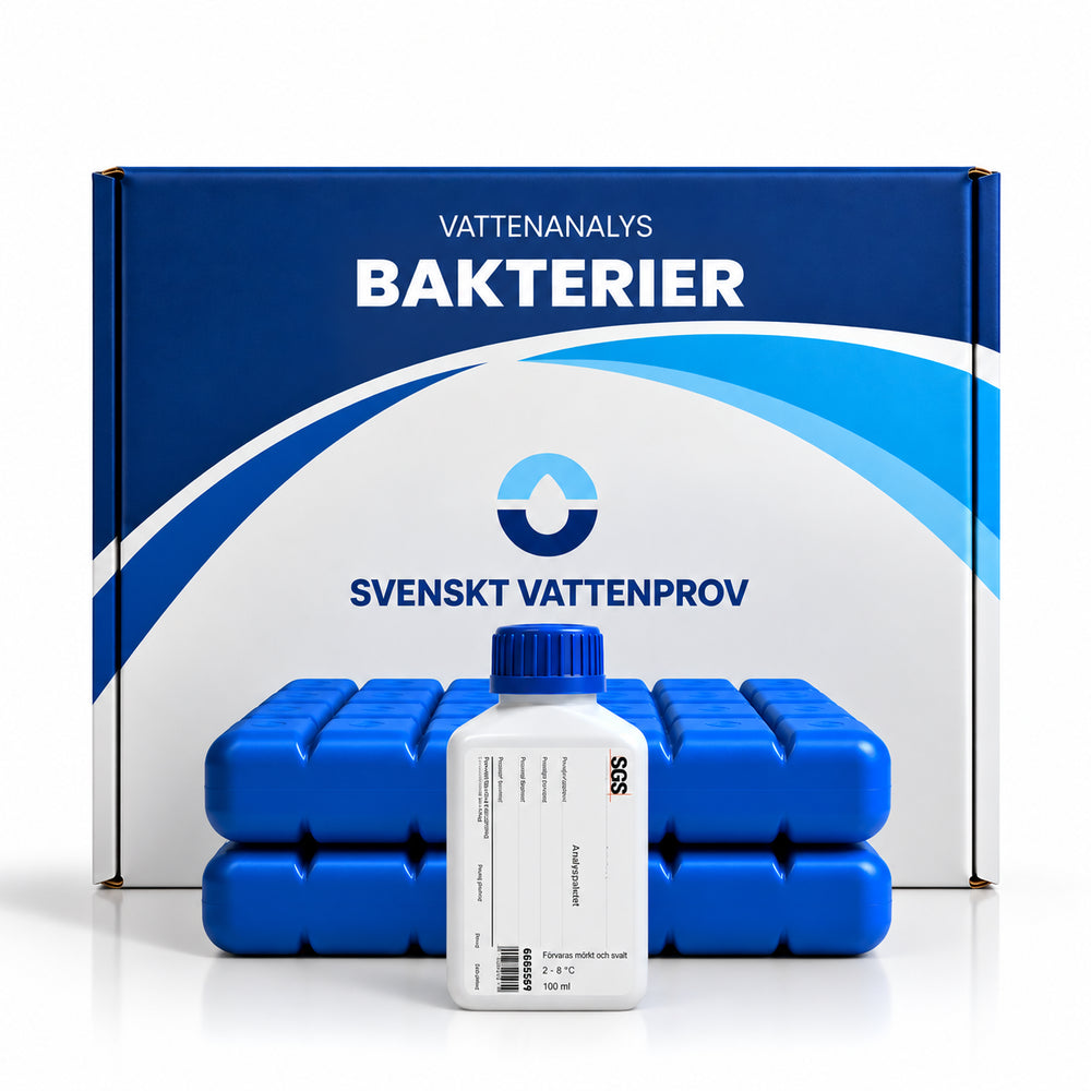 Provtagningskit för bakterieanalys av dricksvatten från Svenskt Vattenprov – kartong märkt BAKTERIER med steril provflaska, kylklampar och returetikett
