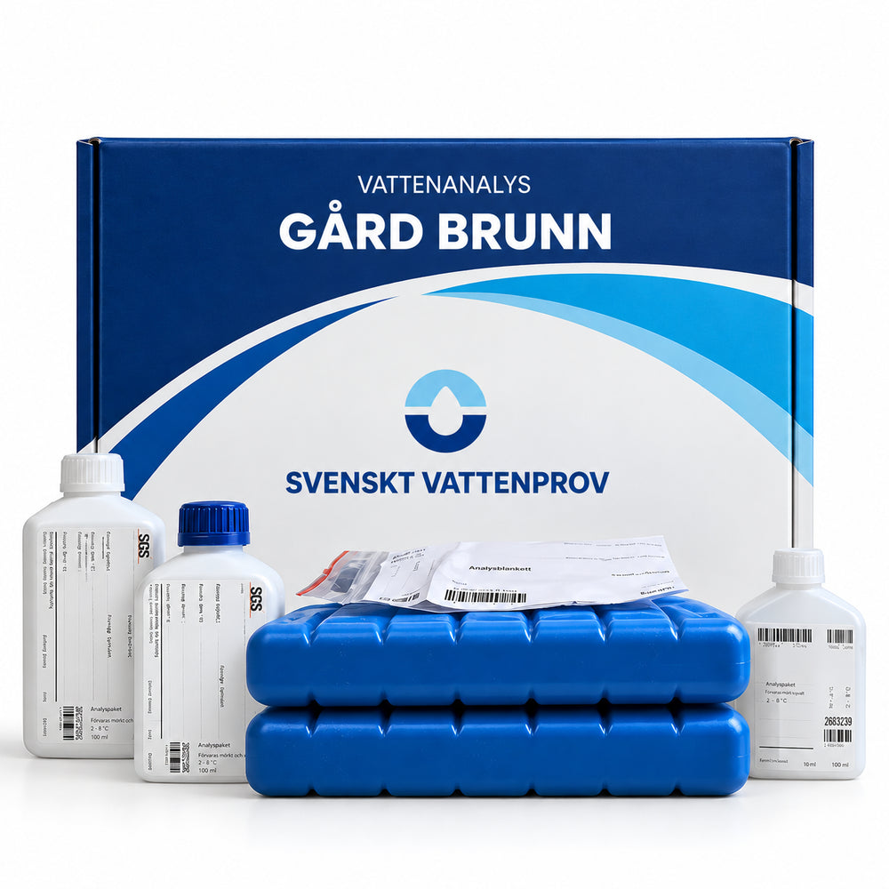Provtagningskit för vattenanalys på gård från Svenskt Vattenprov – kartong märkt GÅRD BRUNN med provflaskor, blå kylklampar och returetikett