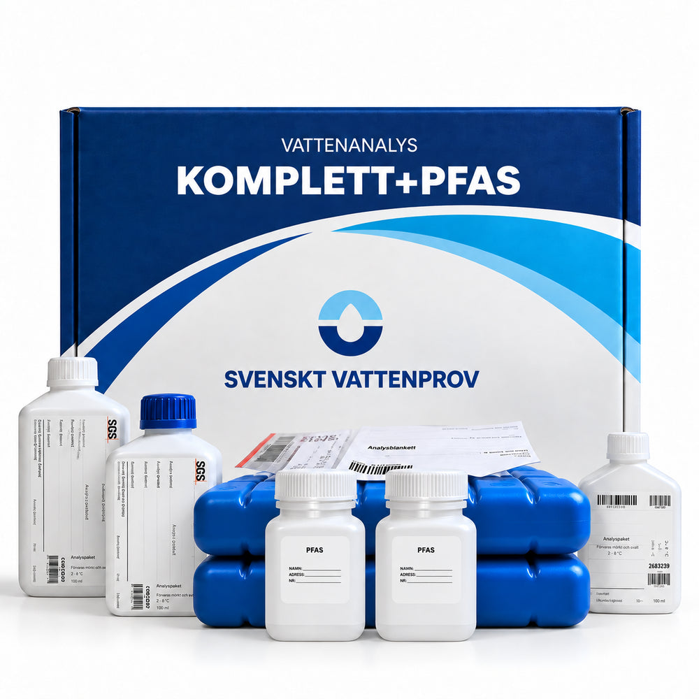 Provtagningskit för komplett vattenanalys med PFAS från Svenskt Vattenprov – kartong märkt KOMPLETT+PFAS med PFAS-flaskor, provflaskor och kylklampar
