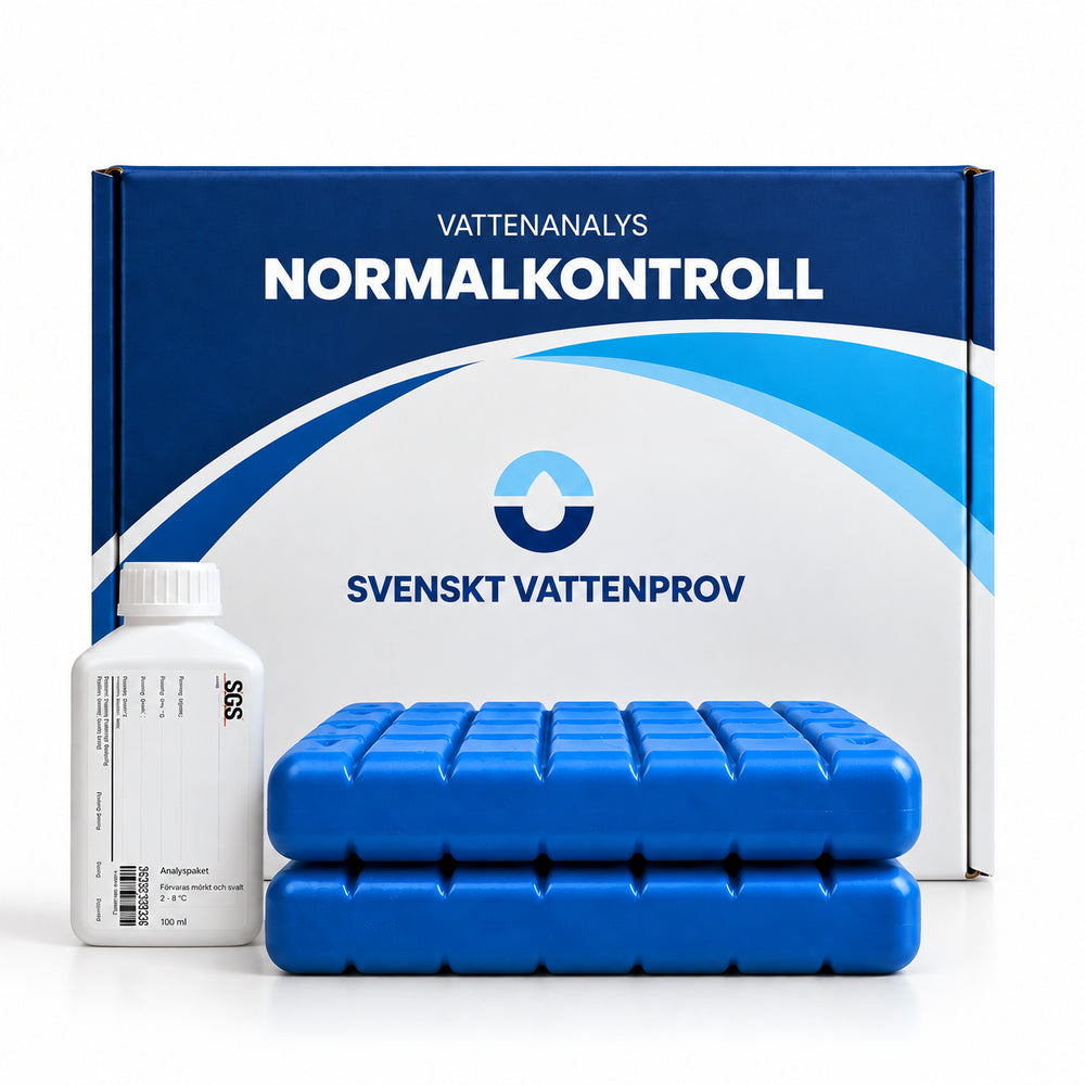 Provtagningskit för normalkontroll av dricksvatten från Svenskt Vattenprov – kartong märkt NORMALKONTROLL med provflaskor, kylklampar och returetikett