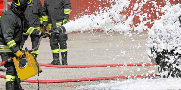 Visar brandmän som använder brandskum 