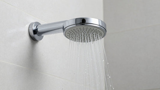 Duschfilter installerat i modernt badrum med rent vatten