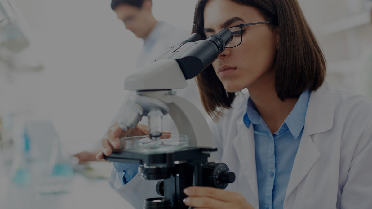 Ackrediterat lab där en analytiker kontrollerar bakterier i vattnet
