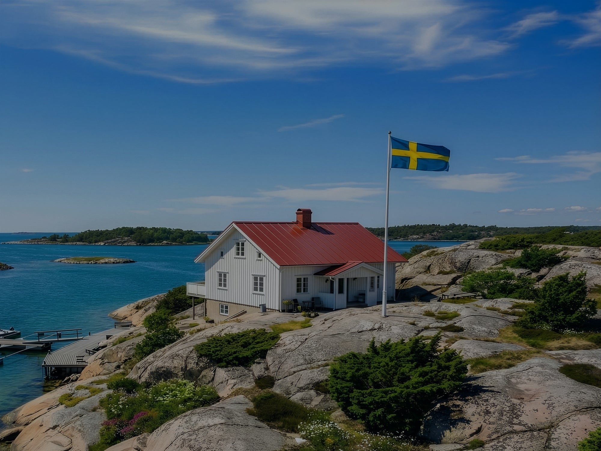 Vitt hus vid en sjö i somrigt landskap, en miljö där regelbunden vattenanalys av egen brunn säkerställer rent dricksvatten