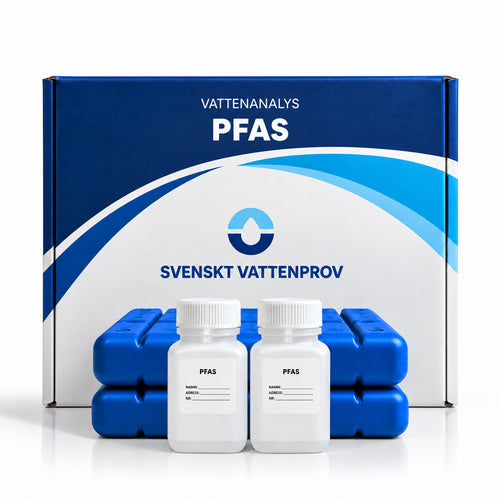 Provtagningskit för PFAS-analys av dricksvatten från Svenskt Vattenprov – kartong märkt PFAS med särskilda PFAS-flaskor, kylklampar och returetikett